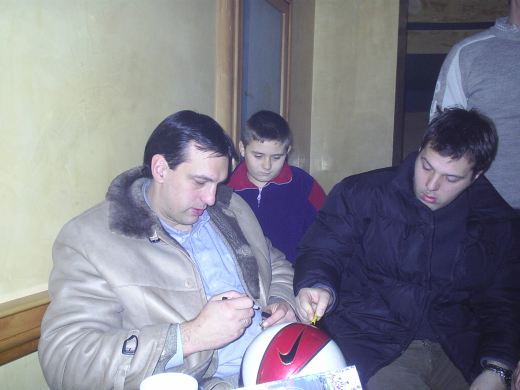 Deni trazi od Pecarskog autogram na loptu.
